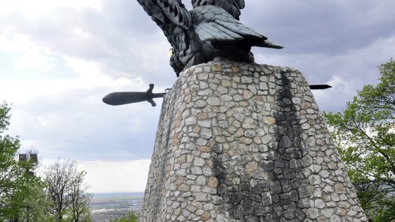 Gerecse Turul szobor